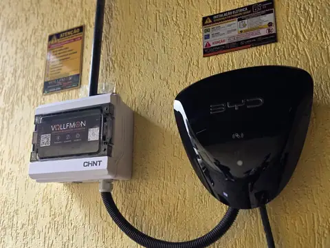 Wallbox BYD de parede com quadro de proteção ao lado