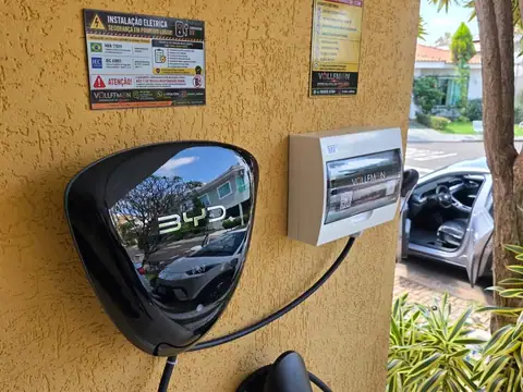 Wallbox BYD com quadro de proteção em casa de condomínio