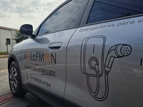 Carro elétrico da frota da Vollfman adesivado com a marca