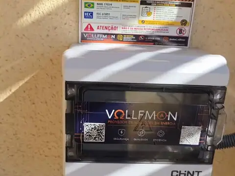 Quadro de proteção CHINT com a identificação da Vollfman ao lado do wallbox
