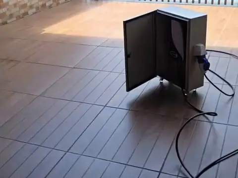 Robô de Recarga, caixa blindada com wallbox móvel, numa varanda