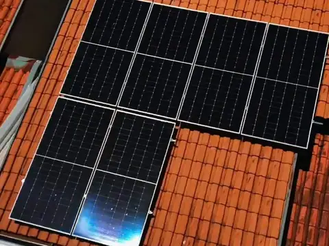 Placas solares em telhado cerâmico vistas de cima por drone