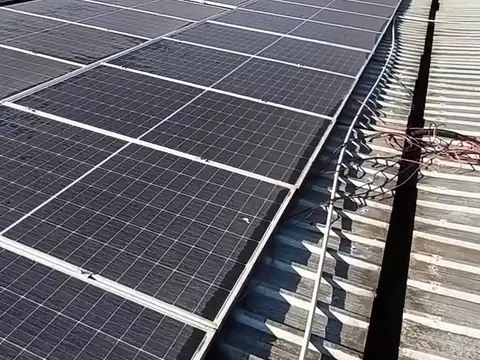 Painéis solares em telhado metálico de prédio comercial em Londrina
