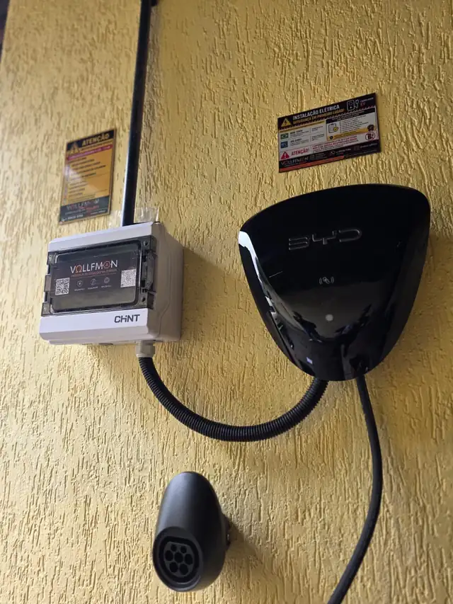 Wallbox BYD e quadro de proteção Vollfman instalados em parede amarela texturizada