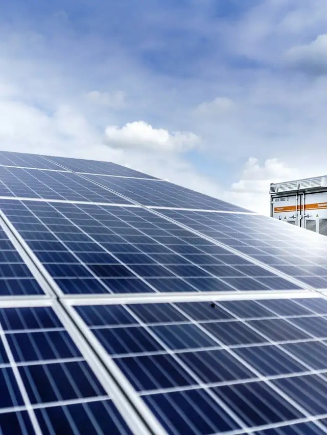 Placas solares fotovoltaicas em telhado sob céu azul