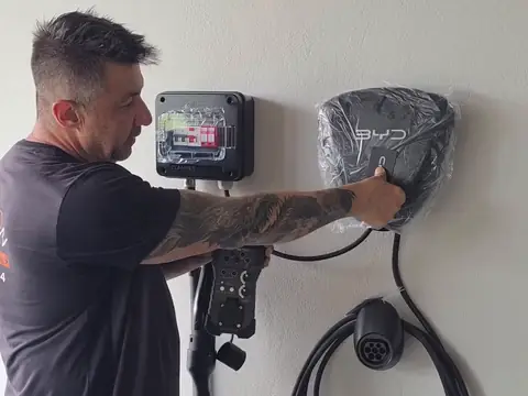 Volnei instalando um wallbox BYD e o quadro de proteção em Cambé