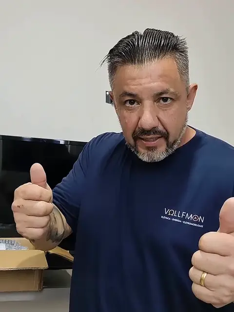 Volnei, técnico responsável da Vollfman Elétrica, de frente e com a camisa da empresa